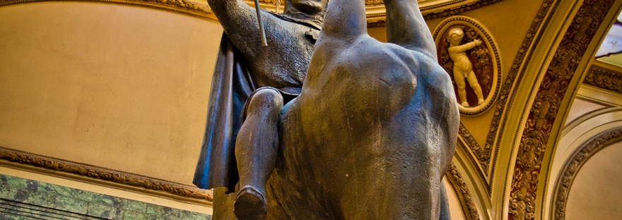 Escultura de San Wenceslao, de David Cerny en la Galería Lucerna